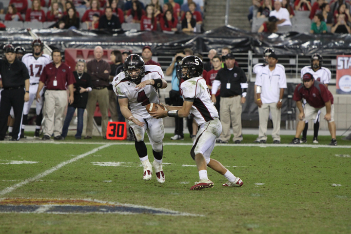 Desert Ridge vs Hamilton Jordan handing off to Joey